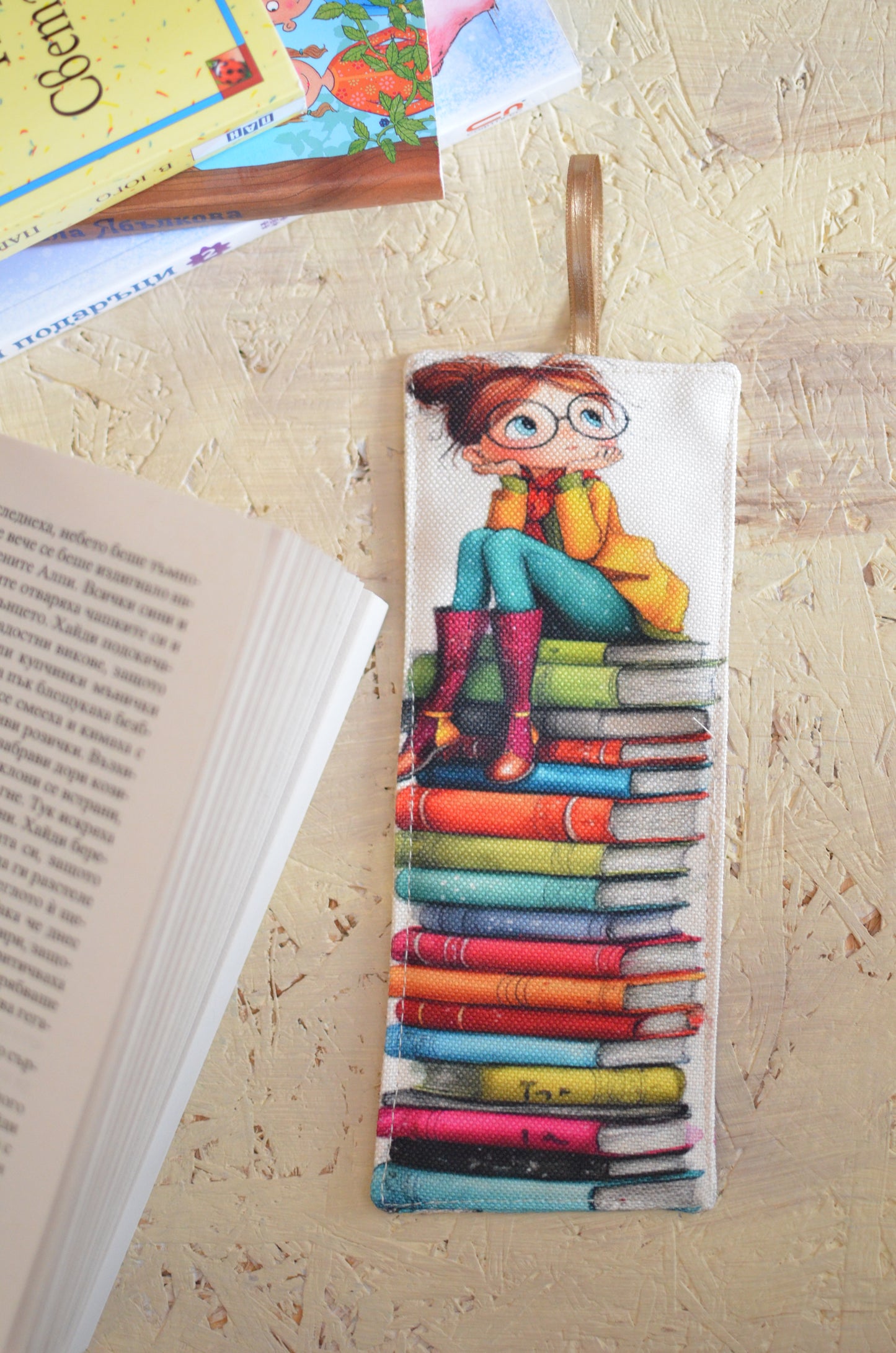 Книгоразделител "Дама с книги"