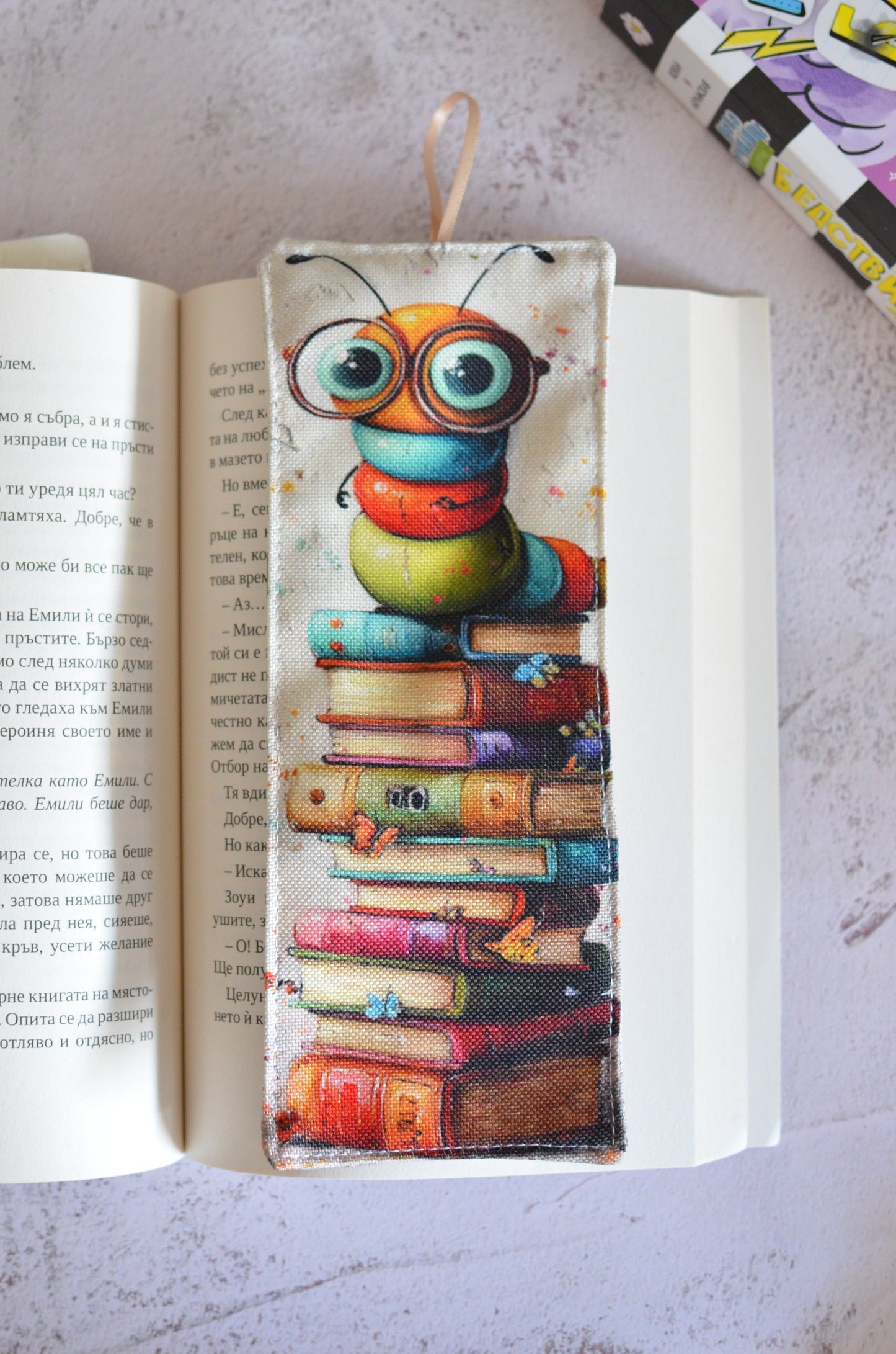 Книгоразделител "Червей"