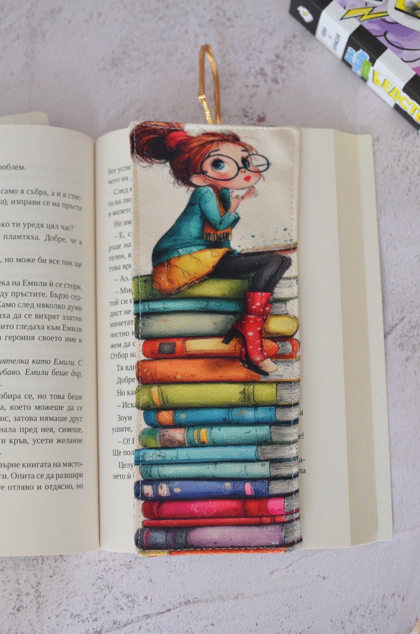 Книгоразделител "Дама с книги"