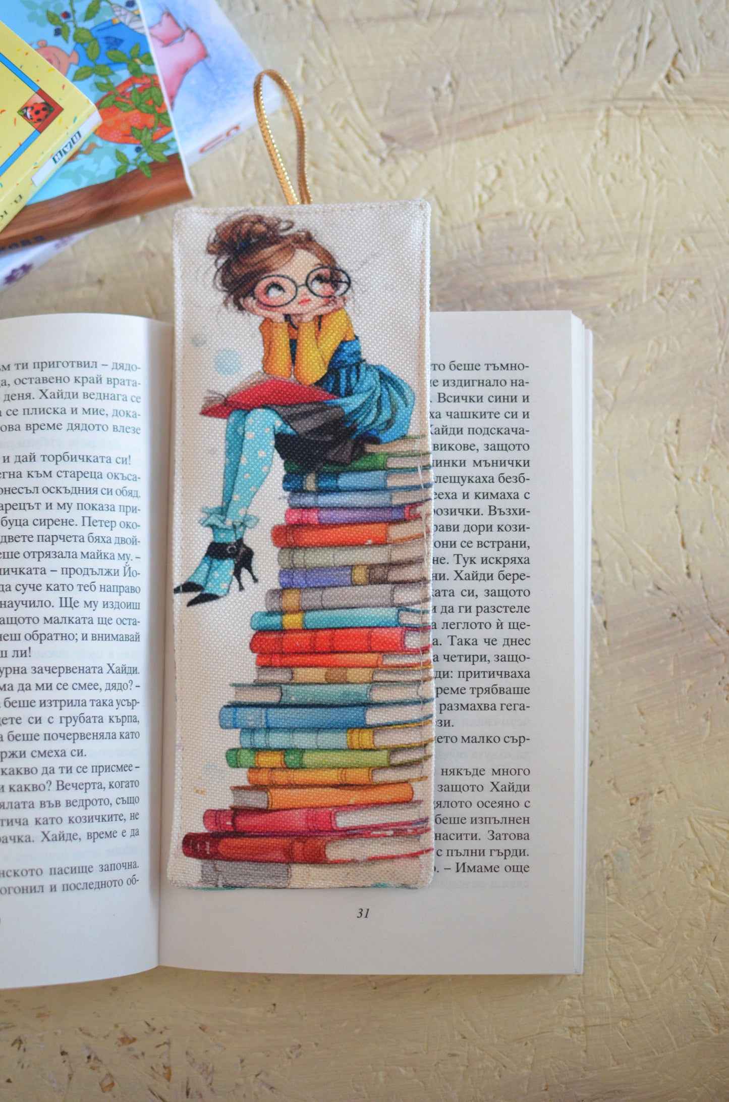Книгоразделител "Дама с книги"