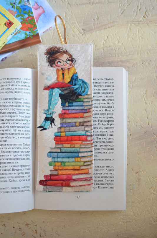 Книгоразделител "Дама с книги"