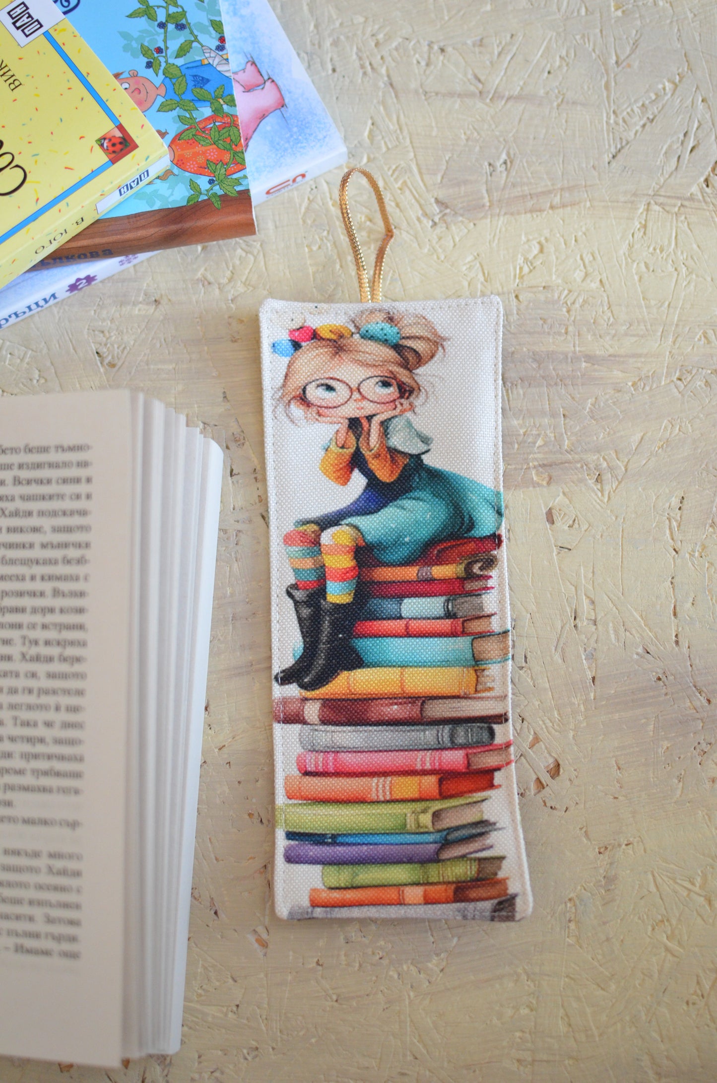 Книгоразделител "Дама с книги"