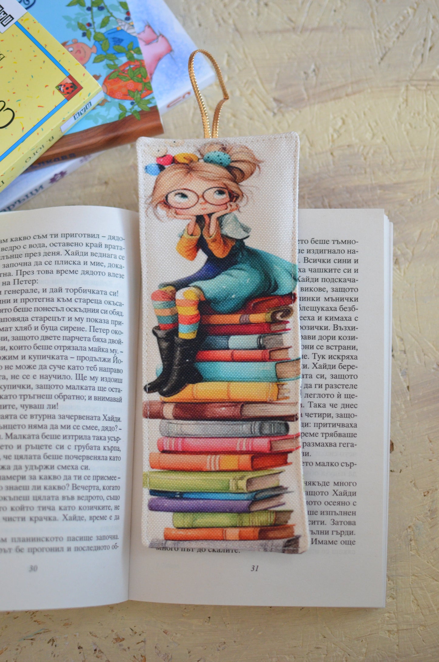 Книгоразделител "Дама с книги"