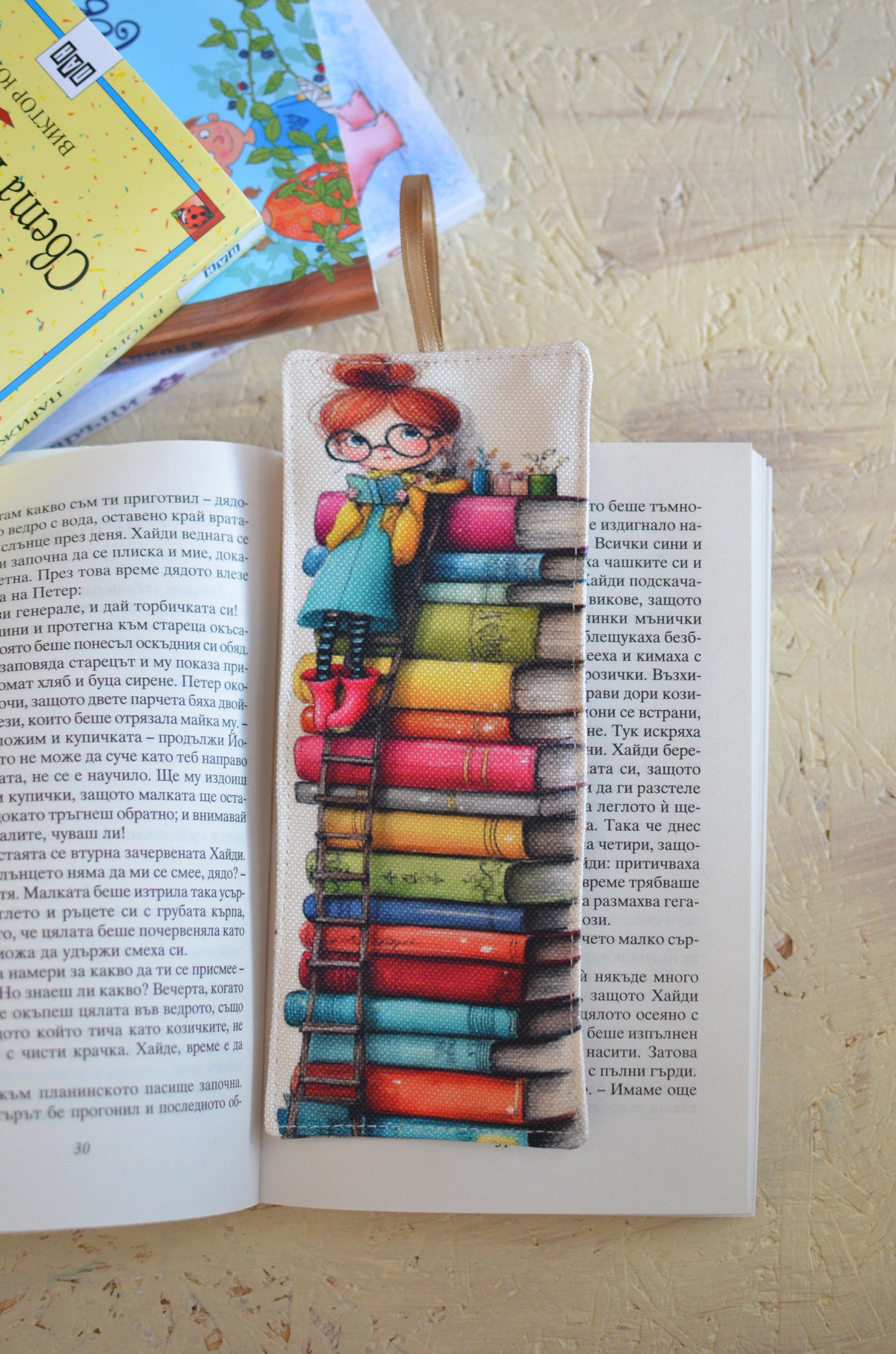 Книгоразделител "Дама с книги"