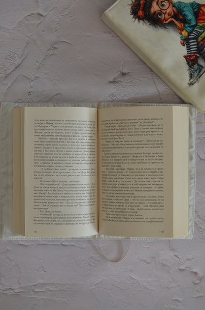 Подвързия "Момиче с книги"