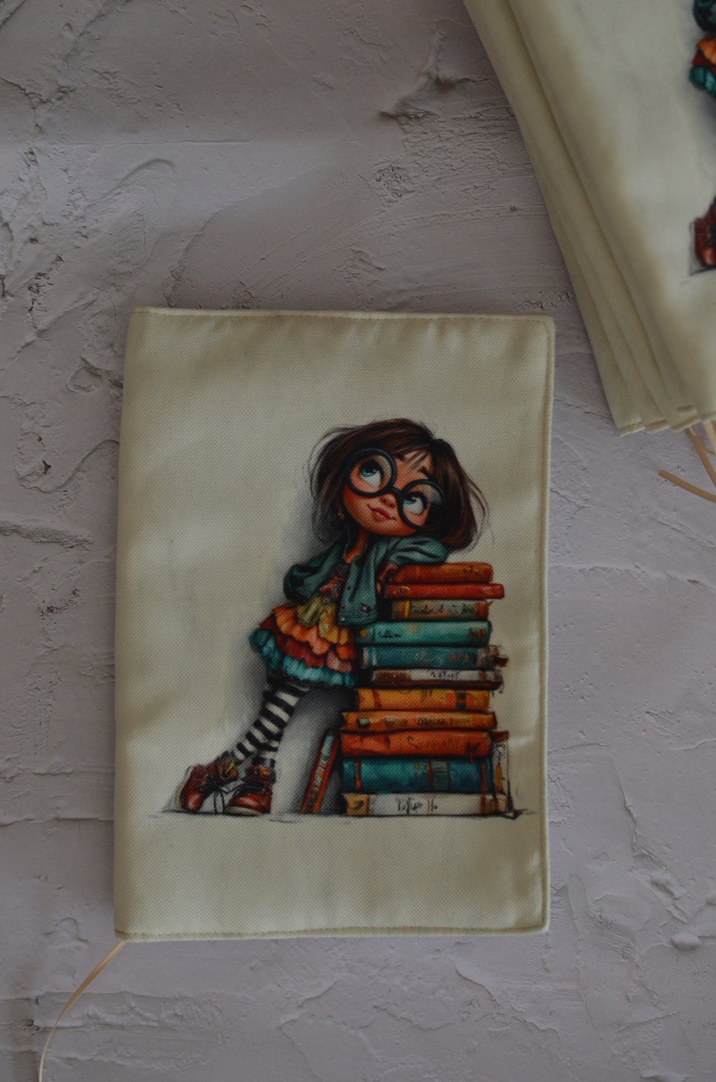Подвързия за книга "Момиче с книги"
