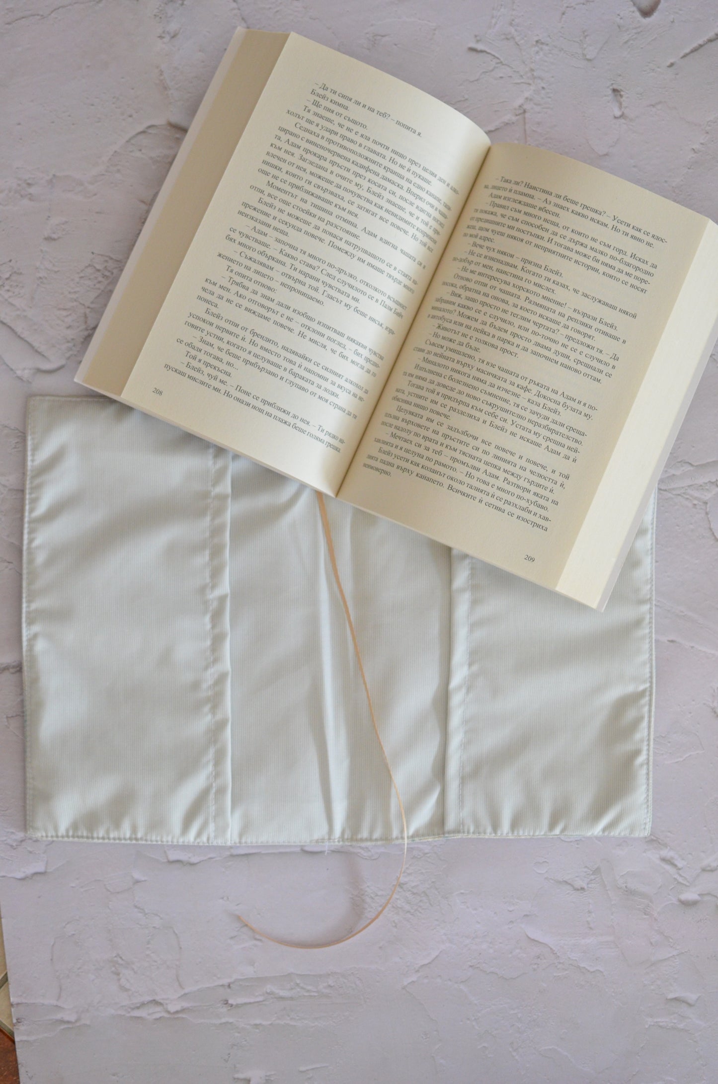 Подвързия "Момиче с книги"