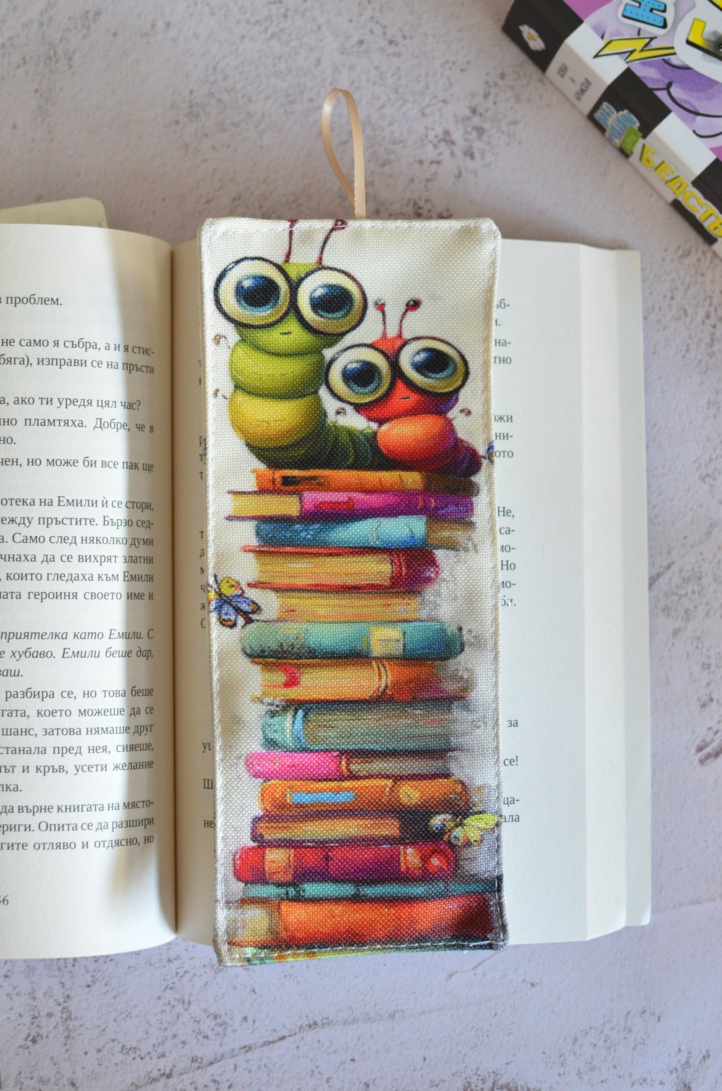 Книгоразделител "Червей"