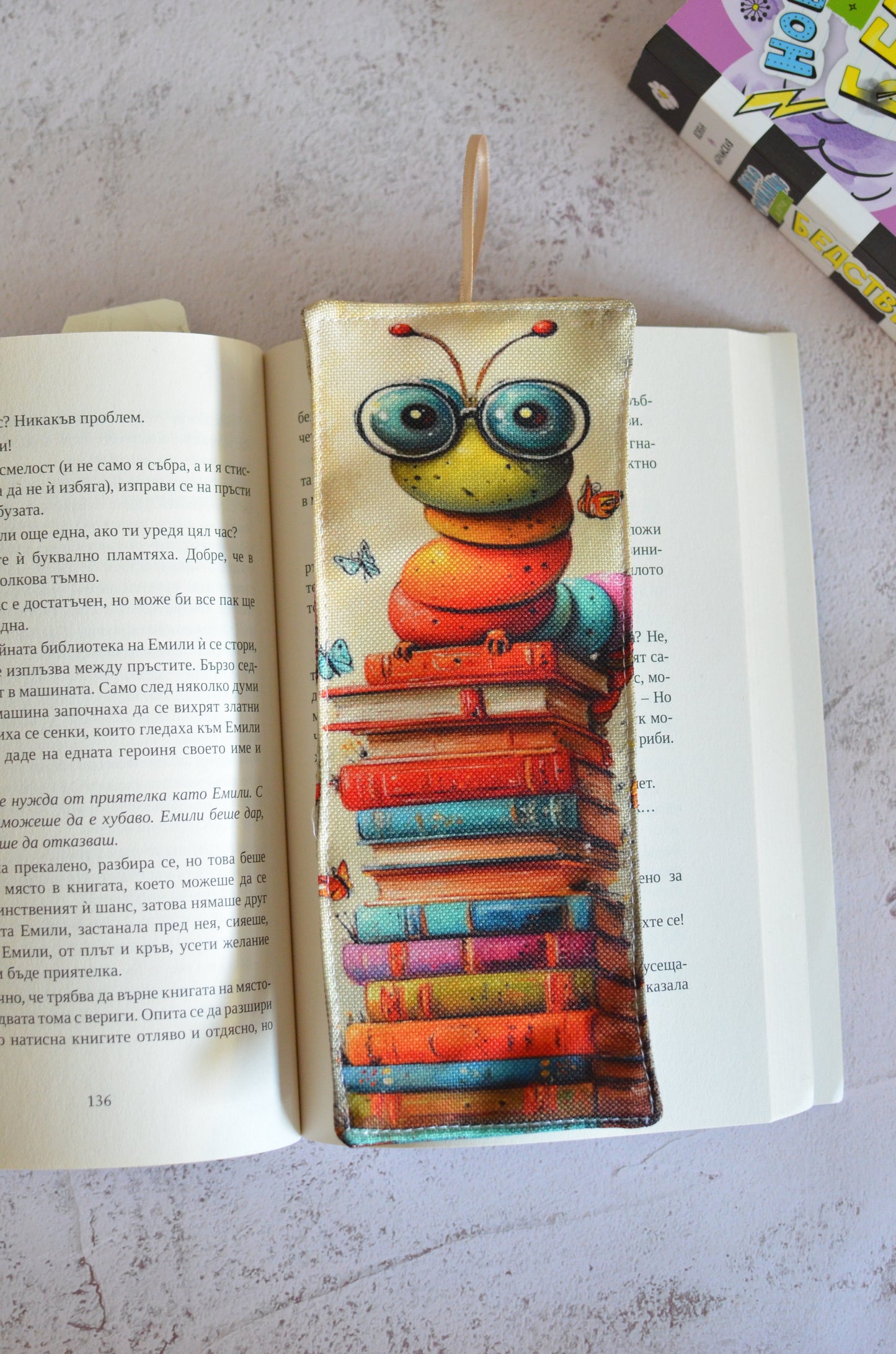 Книгоразделител "Червей"