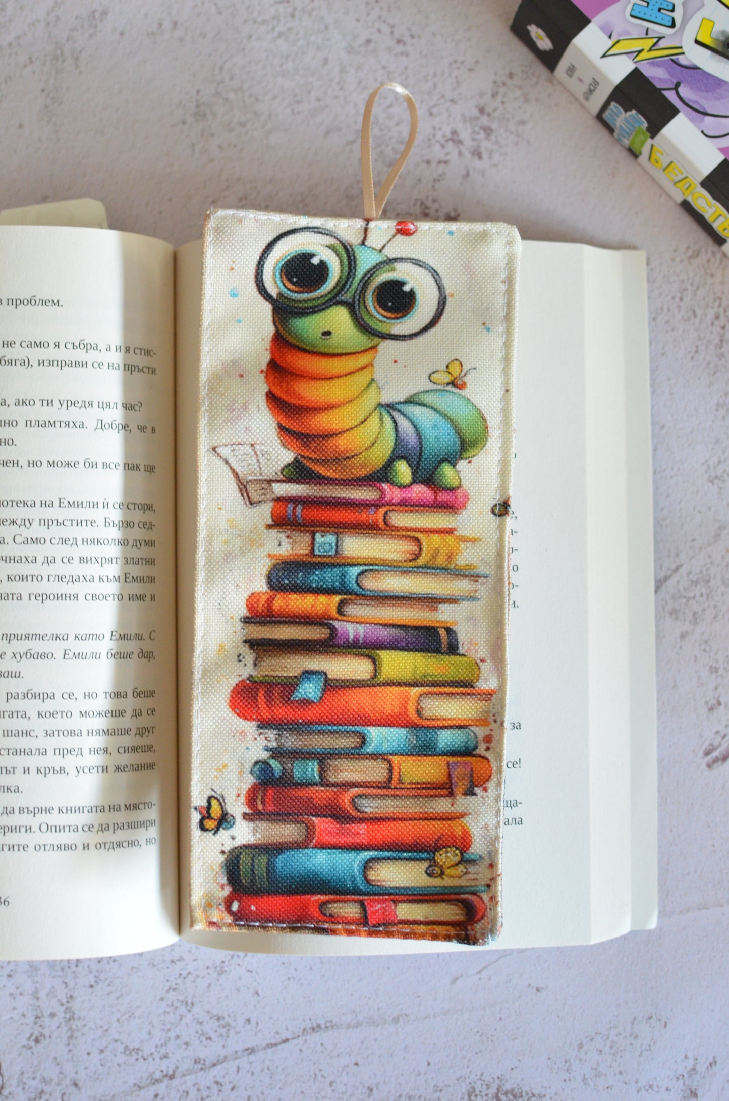 Книгоразделител "Червей"