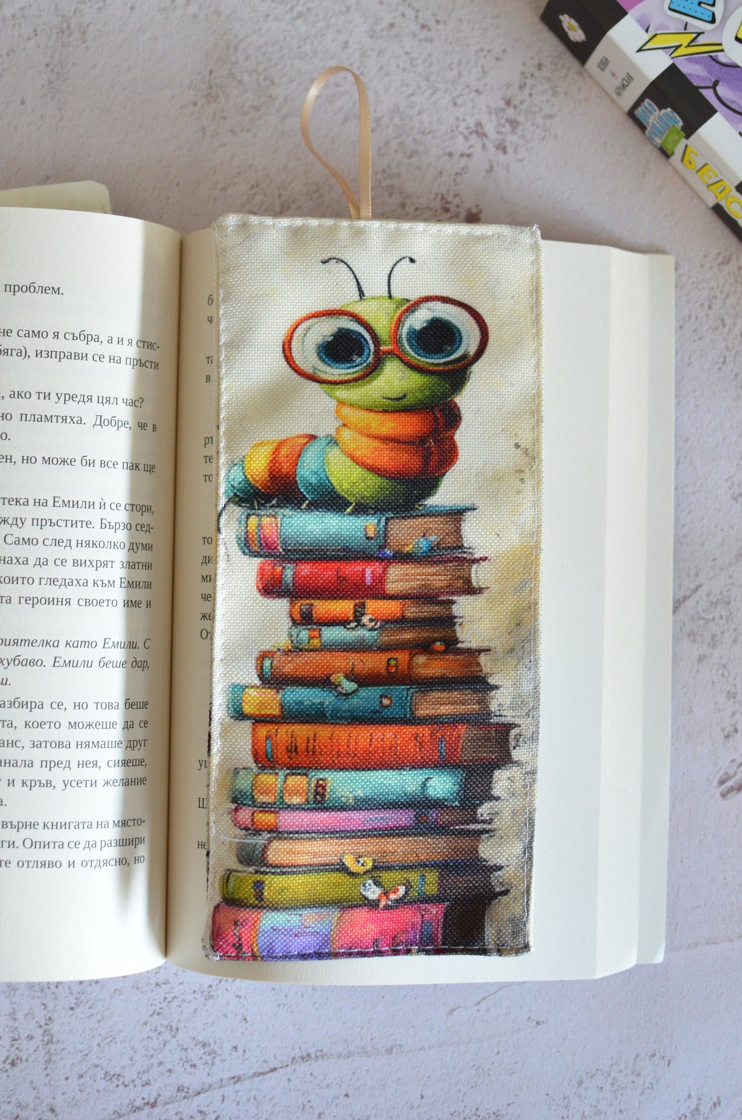 Книгоразделител "Червей"