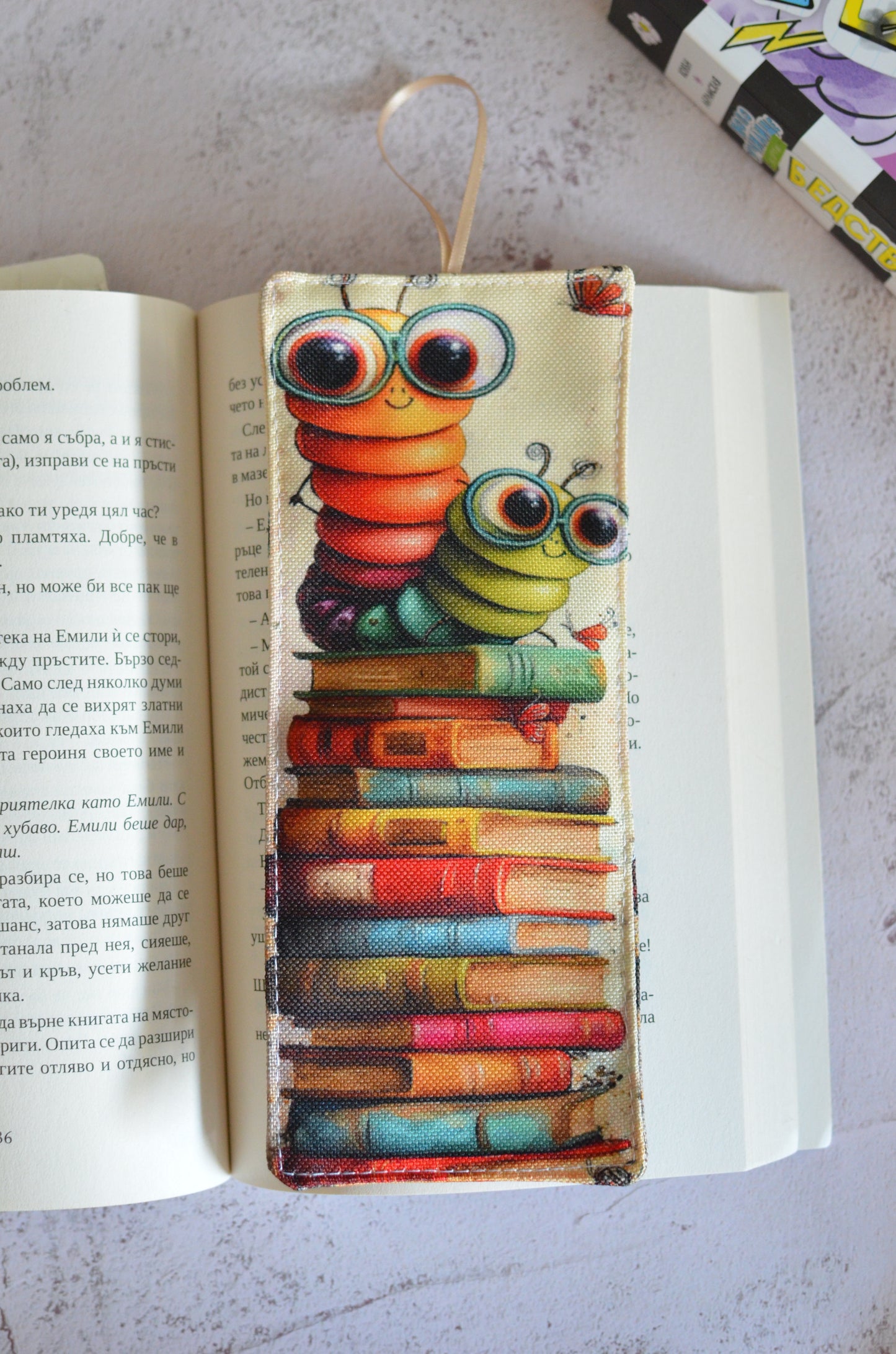 Книгоразделител "Червей"