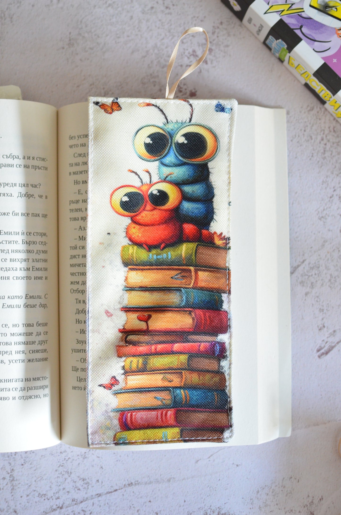 Книгоразделител "Червей"