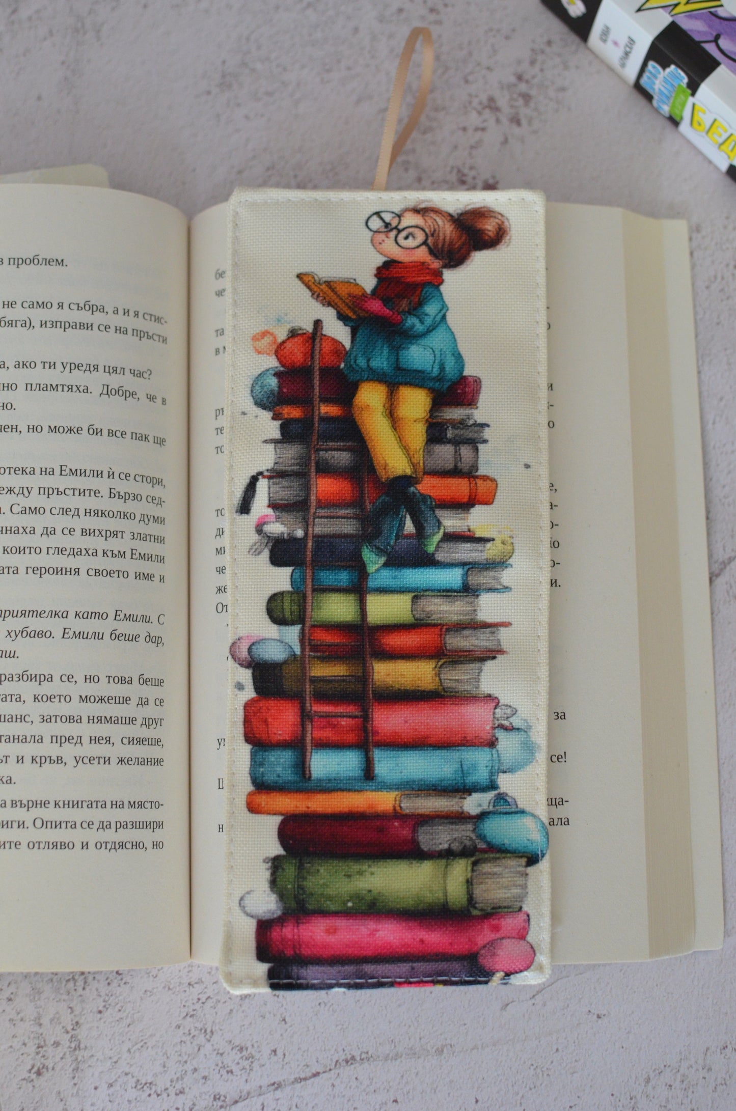 Книгоразделител "Дама с книги"