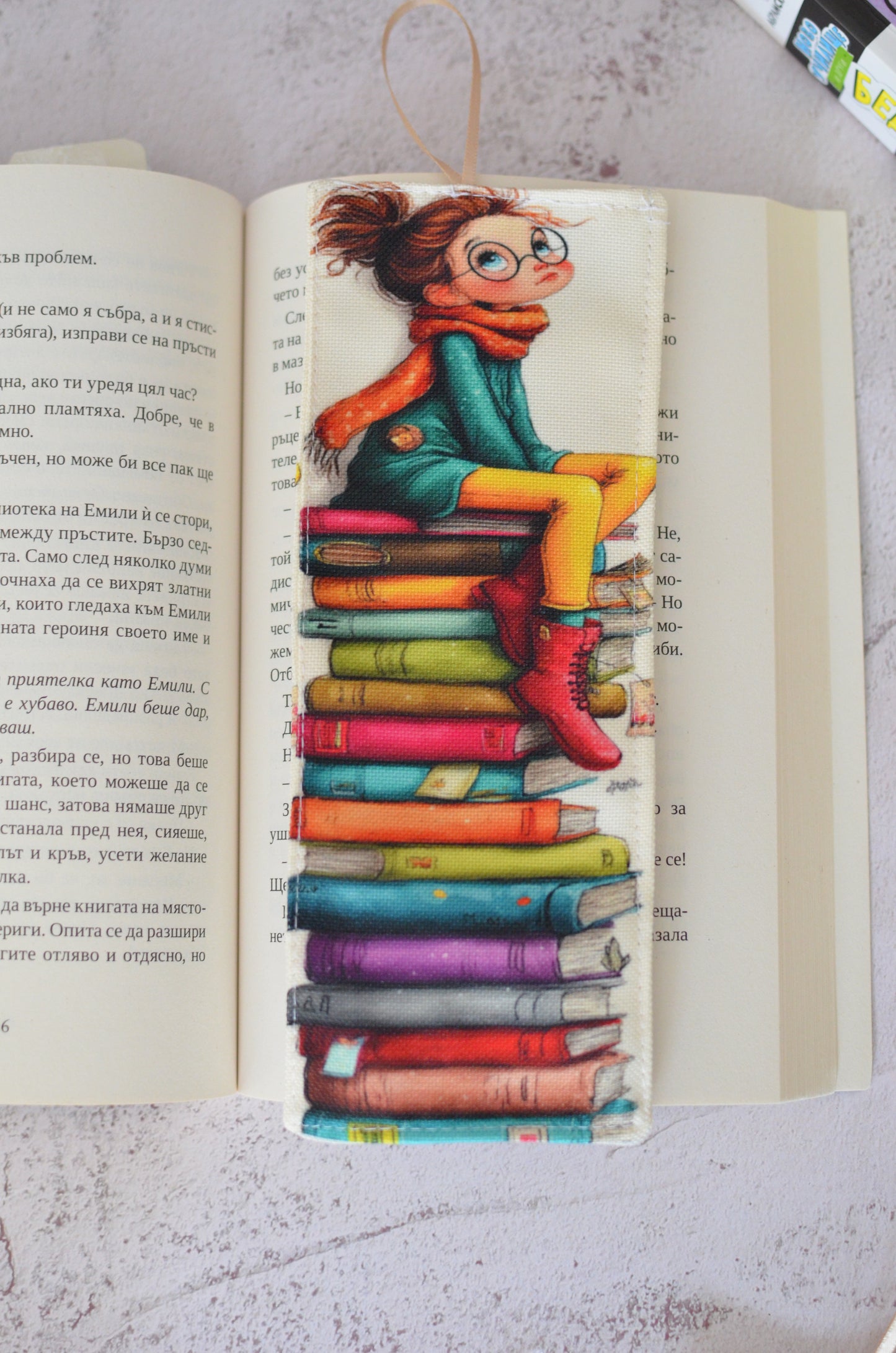 Книгоразделител "Дама с книги"
